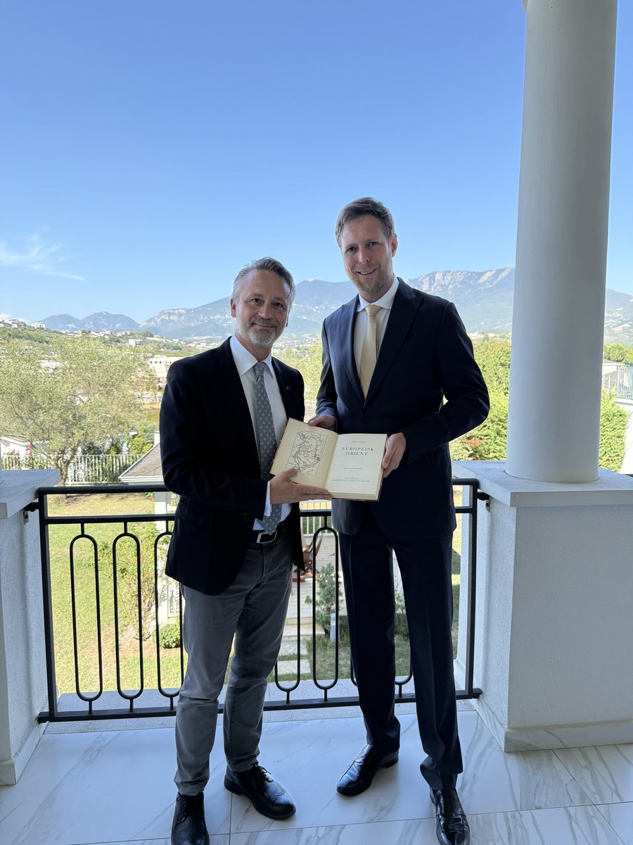 U prita me shumë mirësjellje per një çaj pasdite nga Sh.T. Niklas Ström, Ambasadori i Suedisë, në Rezidencën Suedeze ne Tiranë. Gjatë këtij takimi pata kënaqësinë t’i dhuroj kopjen origjinale të botimit të vitit 1936 “Europeisk Orient” të gazetarit suedez Sven Aurén.