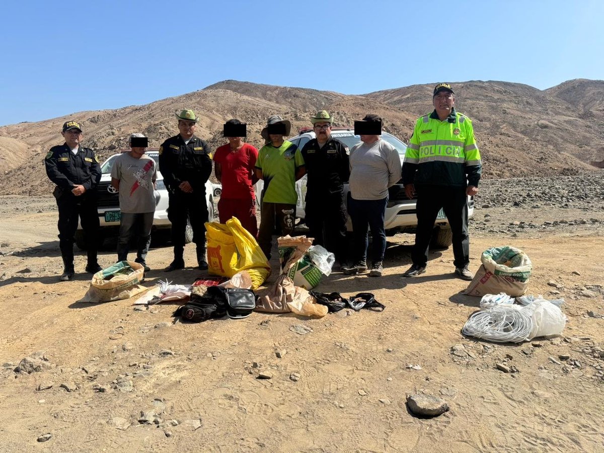#Áncash🚨| En una rápida acción, efectivos de la comisaría Huarmey capturaron a cuatro presuntos integrantes de una banda criminal, dedicada a la manería ilegal y a la tenencia ilegal de armas, en #Huarmey. Se incautó un revólver, cartuchos de dinamita y material aurífero.
