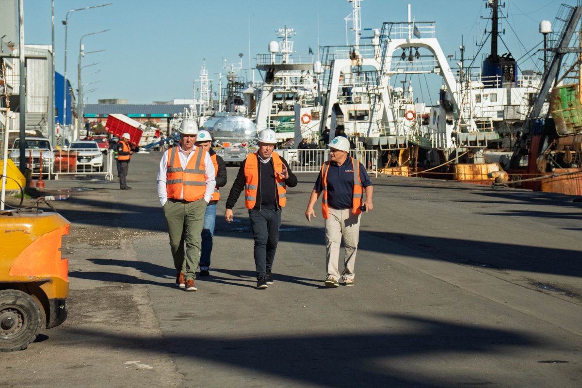 MarcosGutierrez's tweet photo. Hoy se llevó a cabo la primera operación de carga de la empresa #LambWeston, que saldrá desde el Puerto de #MarDelPlata con destino a Brasil.
Con la exportación de papa precongelada comienza un nuevo tiempo para el Puerto y sus diversos actores locales.
El compromiso del Gobierno Provincial, con la obra pública de la circunvalación, el acompañamiento crediticio del Banco Provincia para la obra de dragado y las tareas de mantenimiento, ordenamiento y recuperación vial del Consorcio Portuario, hacen posible que esta operación esté en marcha.
@Kicillofok
@CostaAugusto9
@JuanxLuceroOk