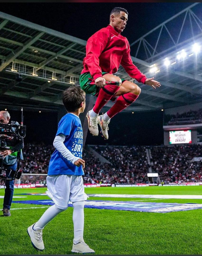 antwed1's tweet image. 🇵🇹🌟 Cristiano Ronaldo 𝐬𝐢𝐧𝐜𝐞 𝐭𝐮𝐫𝐧𝐢𝐧𝐠 3️⃣0️⃣:

Age 30: 58 goals
Age 31: 54 goals
Age 32: 53 goals
Age 33: 49 goals
Age 34: 45 goals
Age 35: 40 goals
Age 36: 41 goals
Age 37: 17 goals 
Age 38: 53 goals
Age 39: 50 goals 
Age 40: 20 goals

𝐌𝐀𝐃𝐍𝐄𝐒𝐒!! 🤯🤯