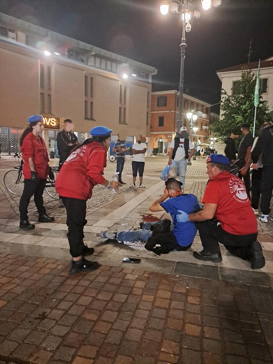 La scorsa notte, a Saronno.
Nel corso del servizio, in Piazza Libertà, interveniamo a seguito di una violenta rissa, finita a colpi di bottiglia, soccorendo il ferito, chiamando i soccorsi sanitari e la Polizia Locale, nonché contenendo i presenti e placando gli animi esagitati.