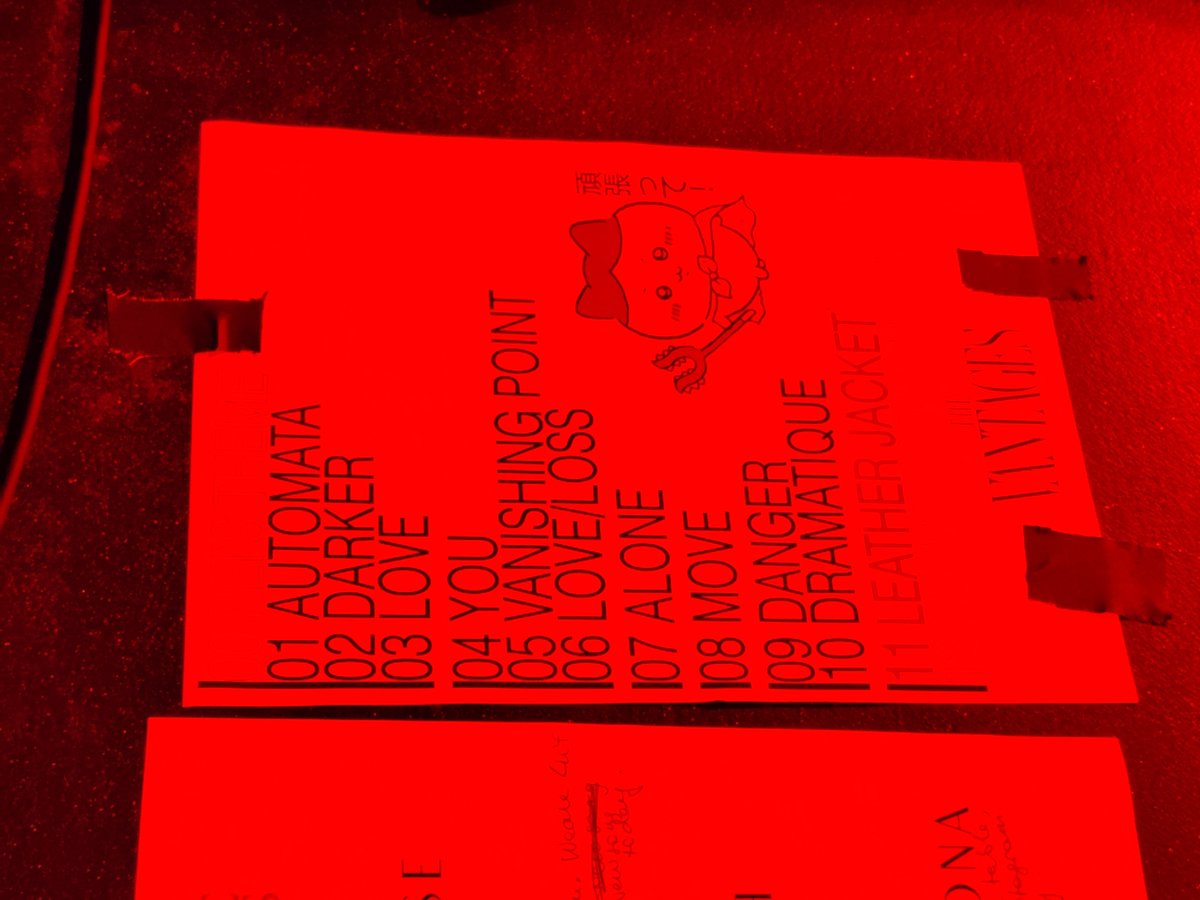 Moimoisuomirock's tweet image. The Vantages のボーカルのTim、昔の Ville Valo （HIM)や今話題のYungblud（ヤングブラッド）の面影あるんだけど、セットリストに”ちいかわ”が❤
他のセットリストにはドラゴンボール、遠くに置かれてたセットリストにも何かアニメらしきがプリントされてあった。
1曲Kpop 「Move」って曲やった。