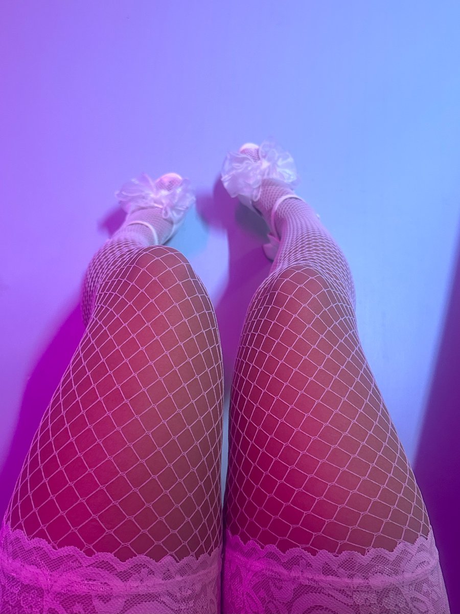 wiinkyystarr's tweet photo. Fishnets + White Heels + Pink Glow 👠💖
Would you kiss every inch? 👀
https://t.co/4enhsJV1as https://t.co/skKZHQM7QV