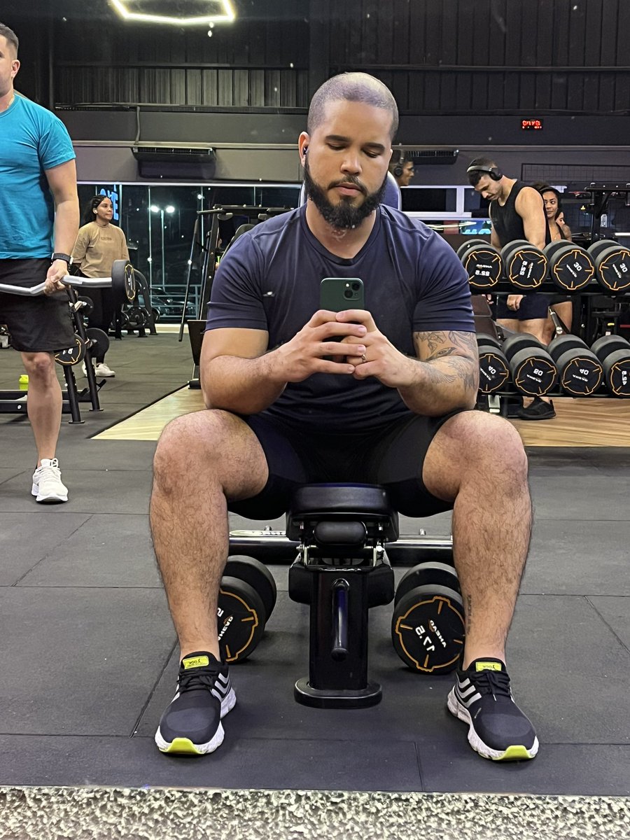 como essa academia pode ser tão grande e ainda assim tão lotada