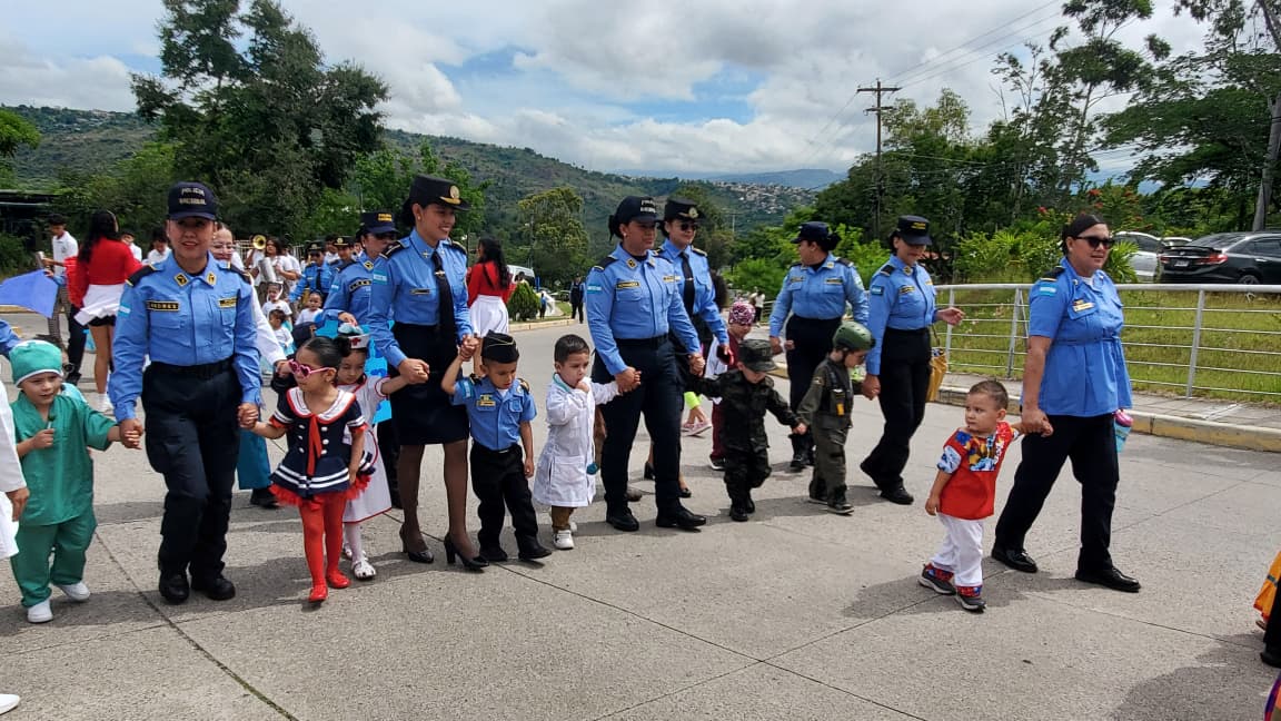 PoliciaHonduras's tweet photo. CCIP rinde homenaje a la patria con desfile por el 204 aniversario de la Independencia de Honduras

Leer más... https://t.co/rxZPwOmRkI

@hegusave @MartinezMadrid_ @SSEGURIDADHN @Canal8_hn https://t.co/qcvaPBMJQZ
