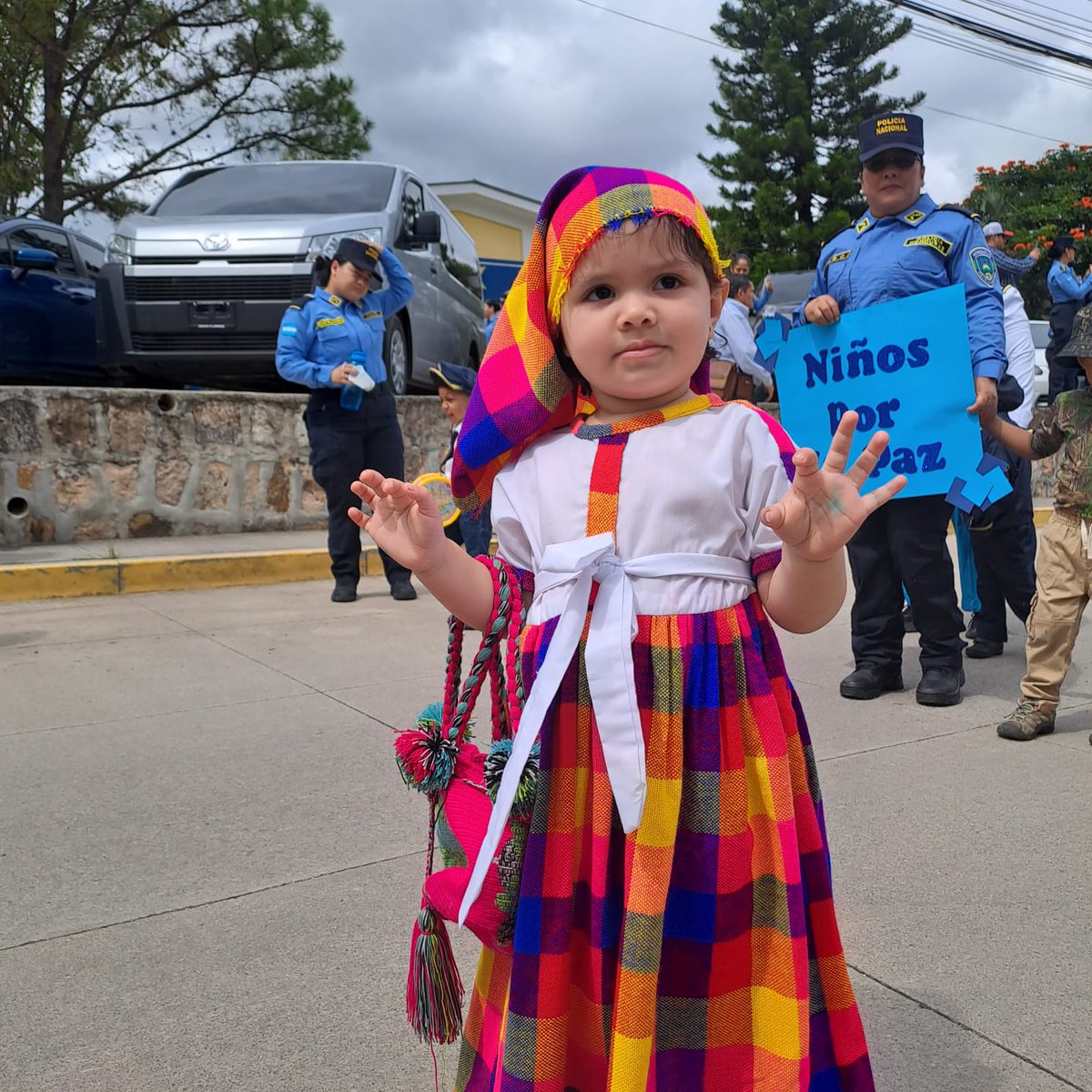 PoliciaHonduras's tweet photo. CCIP rinde homenaje a la patria con desfile por el 204 aniversario de la Independencia de Honduras

Leer más... https://t.co/rxZPwOmRkI

@hegusave @MartinezMadrid_ @SSEGURIDADHN @Canal8_hn https://t.co/qcvaPBMJQZ