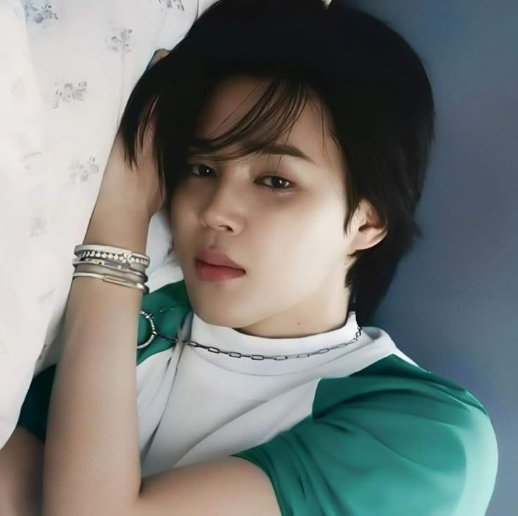 Possivelmente "Gangnam" não será lançada sozinha. Segundo um insider, Jimin pode lançar "Gangnam" junto com outra faixa chamada "Weird Question?", em um lançamento duplo.