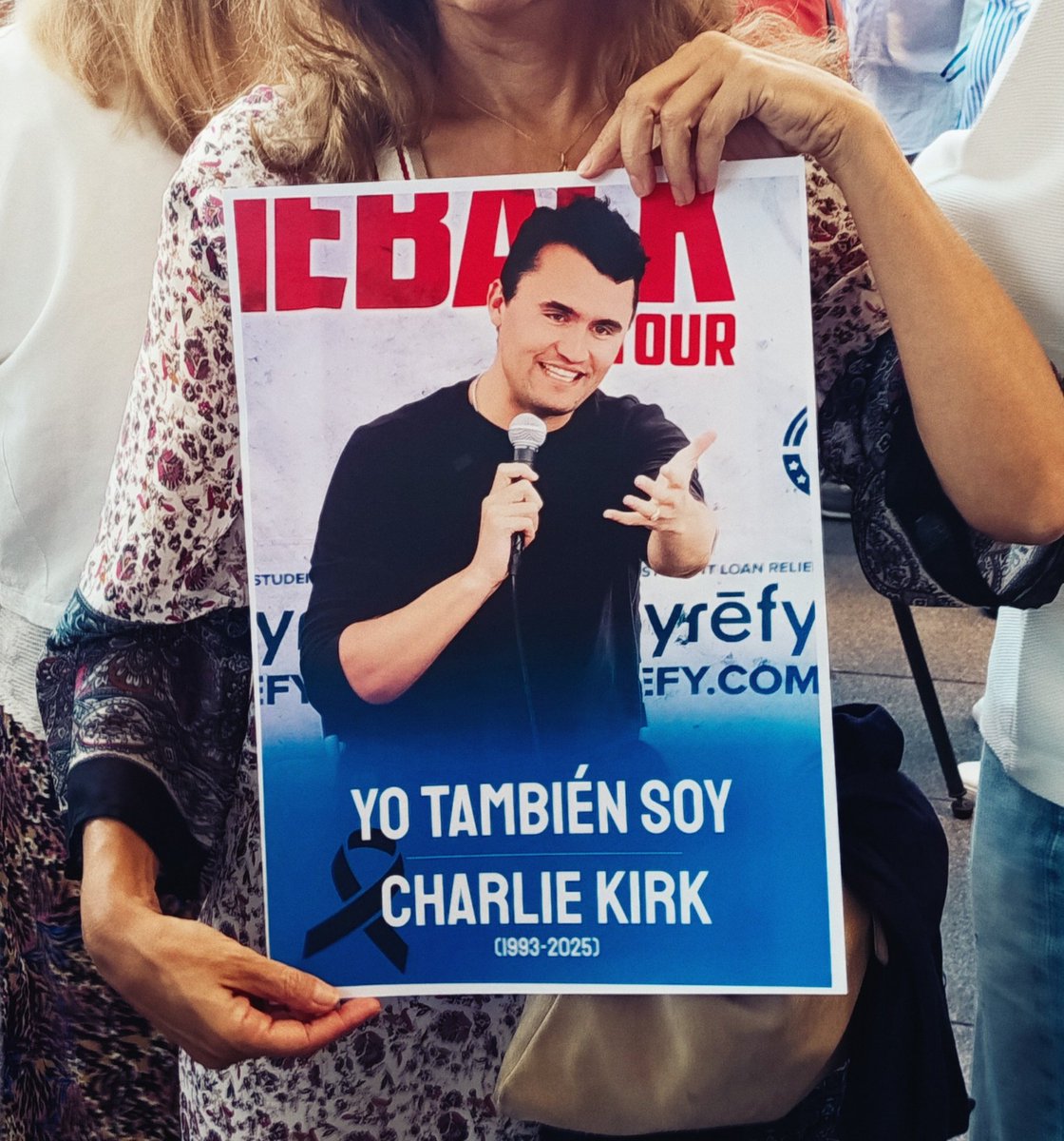 CDCovarrubias's tweet image. Pequeño homenaje esta tarde a #CharlieKirk en Madrid.
El mal se disfraza de bien y el Bien y la Verdad son acallados a tiros. 
Un hombre de diálogo y respeto, de escucha y argumentos. De debate con quien piensa diferente. Un hombre de Fe. Más que nunca:
#libertad
#cristianismo