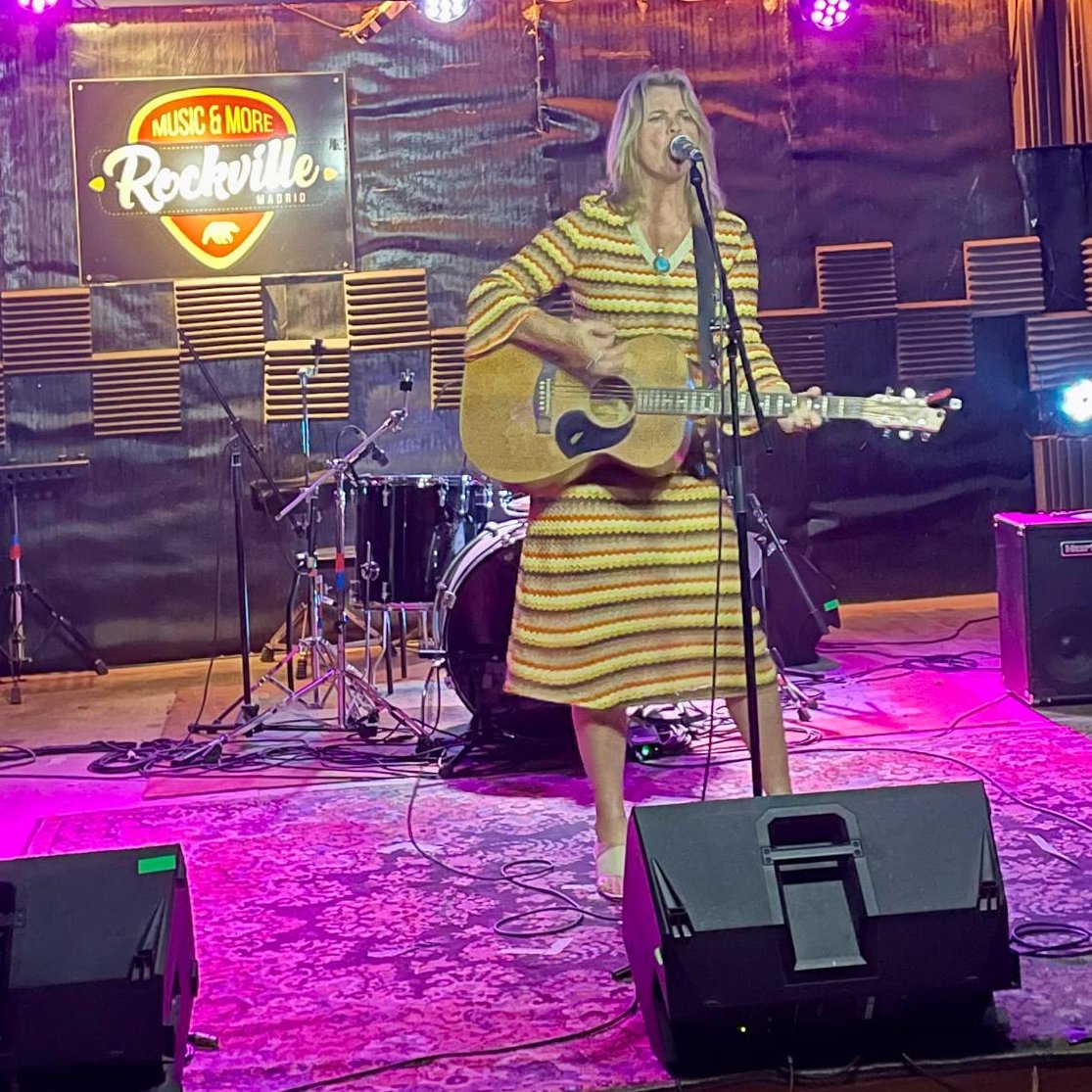 hoyesarte_com's tweet photo. 🎶 Esta noche hemos podido disfrutar en #Madrid de un concierto fantástico de Jackie Bristow

🎙️Una de las compositoras e intérpretes más sólidas de la  actual escena del folk-rock y el pop de raíces USA

🫵 Si tenéis oportunidad no os la perdáis

#BalasPerdidas #JackieBristow https://t.co/WNW2swbjli