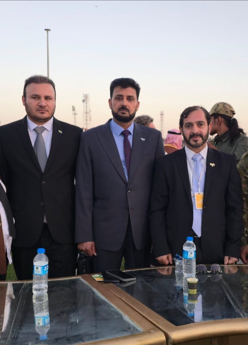 تقديراً لمساندتكم لأهلنا في دير الزور عبر حملة #دير_العز، نتوجه بالشكر للأساتذة عبد المنعم زين الدين، إبراهيم حبش، وللعميد حسين حمادي، على أمل لقائكم قريباً في #الرقة.