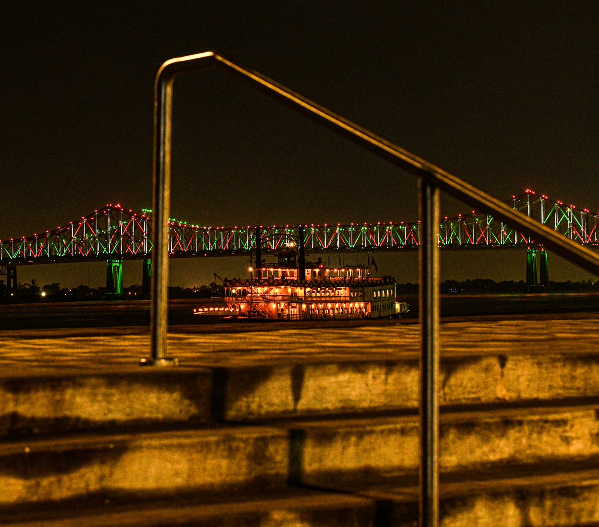 A frame for the Creole Queen, New Orleans

(More New Orleans photos on IG at marcorasi1960)