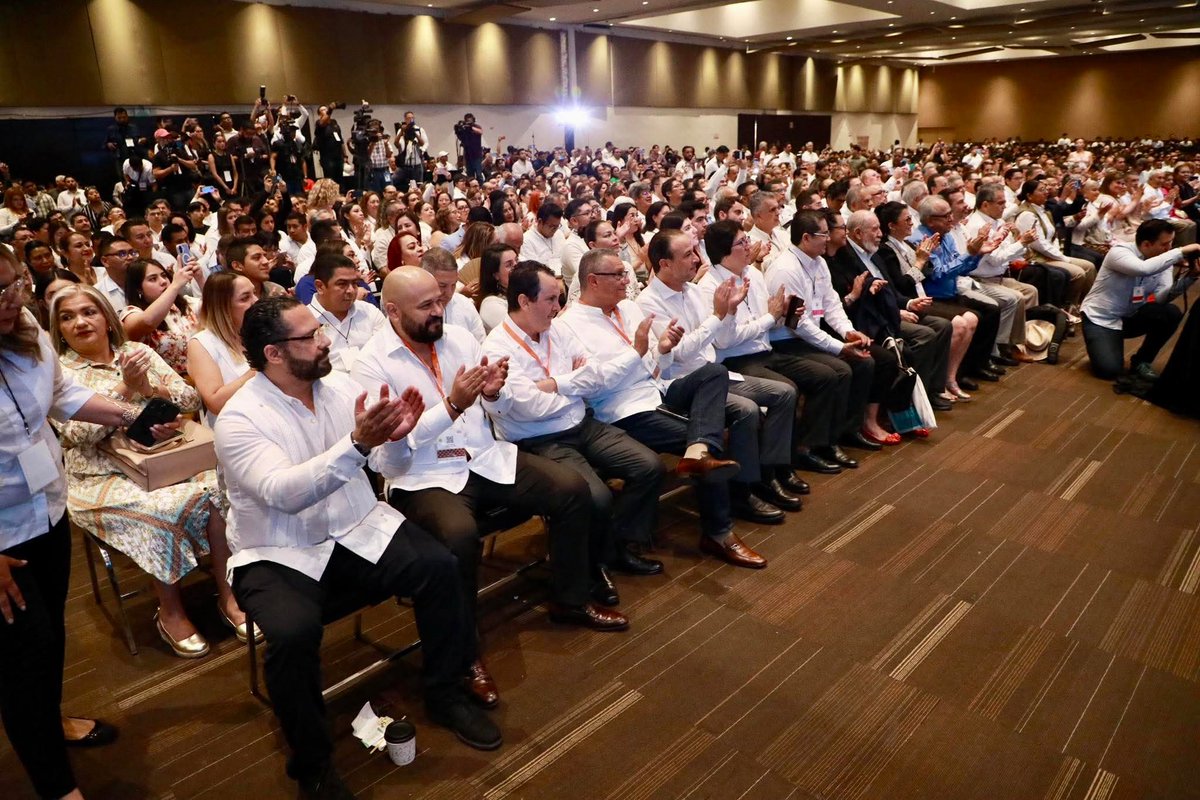 Junto a la Gobernadora <a href="/rocionahle/">Rocío Nahle</a>, asistí al Congreso Intl de Energía de Veracruz.
Fue un gusto conversar con representantes del sector que buscan consolidar sus empresas en el estado. 
En Coatza trabajaremos para contar con condiciones para atraer nuevas inversiones.