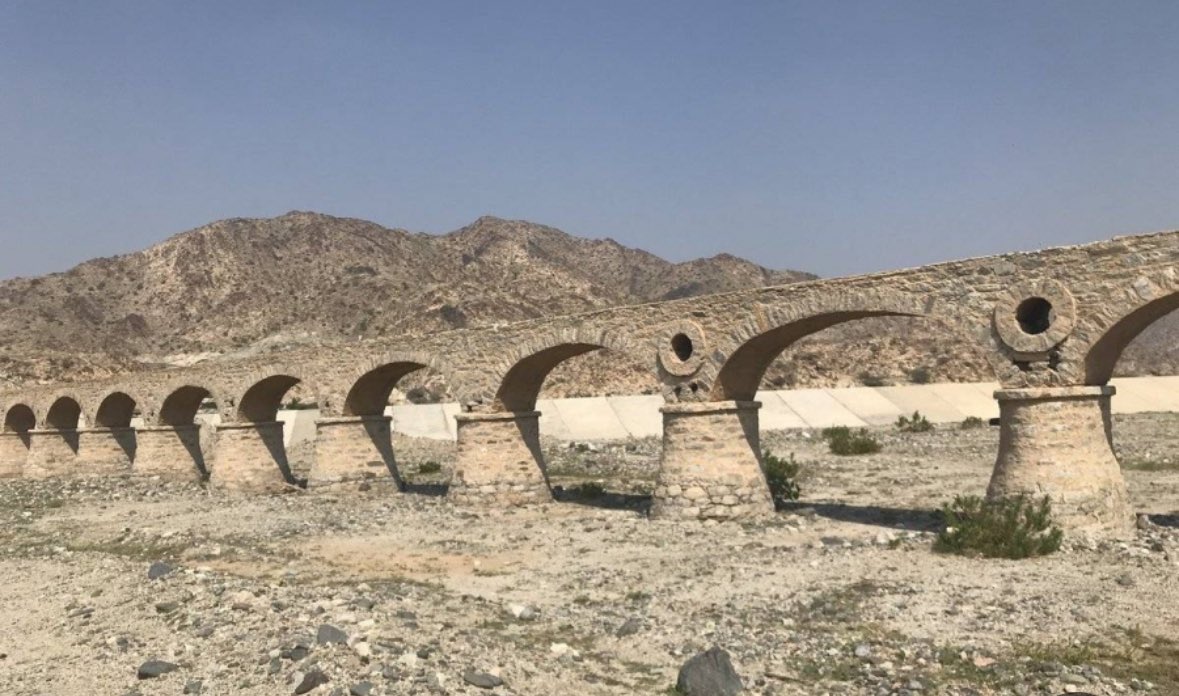 حين علمت #زبيدة بنت جعفر بمعاناة أهل مكة وحجاج بيت الله الحرام من نقص المياه أمرت بشق قناة #عبن_حنين من مسافة 40 كيلا شرق مكة وعيون أخرى ترفدها حتى وصلت إلى مكة وخُلد هذا العمل الجليل بكتابة نص تأسيسي نقش على بركة بالمعلاة بمكة ونصه هو :
(بسم الله الرحمن الرحيم لا إله إلا الله