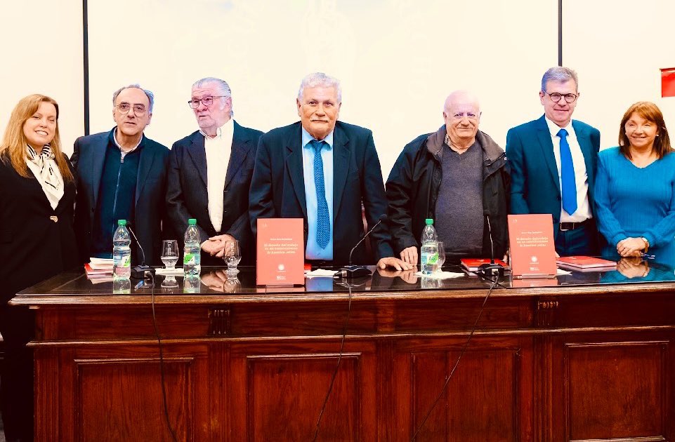FElectra's tweet image. Presentación del libro de la tesis doctoral del Profesor Emérito Héctor-Hugo Barbagelata. 
“El derecho del trabajo en las constituciones de América Latina”  Sorbonne Université Paris, Francia 1947.