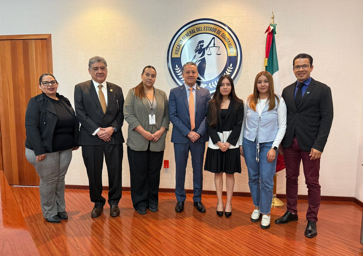 FGEGUANAJUATO's tweet photo. La justicia con rostro humano se construye con compromiso y empatía

El Fiscal General, Gerardo Vázquez Alatriste, atendió personalmente a una víctima del delito, quien expresó su profundo agradecimiento por el acompañamiento recibido, reconociendo el trato humano, cercano y profesional por parte del personal de la Fiscalía.

"Quiero agradecer no solo al Fiscal General, sino a todo su equipo. Me sentí escuchada, protegida y acompañada. El trabajo que realizan se nota y se siente", compartió la víctima.

Ante estas palabras, el Fiscal General reiteró su compromiso firme con una procuración de justicia humanista:

🗣️ Tengo un equipo de trabajo excepcional. Aquí, las víctimas son primero. La empatía y el compromiso no son discursos, son prácticas que se viven todos los días. En esta Fiscalía, hay personas atendiendo personas.”

Desde Guanajuato, se está generando un modelo de atención que busca trascender a nivel nacional, centrado en la dignidad de las víctimas y la sensibilidad ante su dolor.

✅ Seguir trabajando por ellas no es solo una responsabilidad institucional, es un compromiso humano.

#JusticiaConEmpatía #FiscalíaHumana #VíctimasPrimero #Guanajuato #GerardoVázquezAlatriste #FiscalGeneral