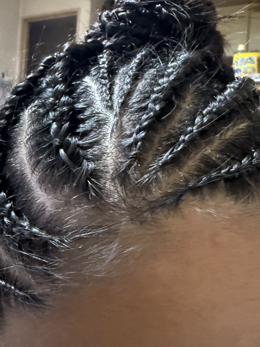 .
先週は頑張って編んだけど、分け目も編み方も酷すぎるし、ばね指には不向きなんよね～🫩
だから昨日は友達の姉に頼んだ😙

私の役目はゴム下だけアイロンしてあげた🤪笑

1枚目が昨日の友達姉作🫶
2枚目は先週の私作🫩

昼からやのに長男にバタバタされて6時には起きてる私🫩

続きは🗝にて…

.