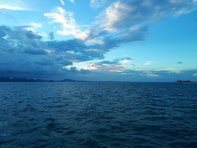 geosociety's tweet image. How does water travel deep into the Earth at subduction zones? 

A new study led by researchers from GEOMAR and the University of Southampton, published in #Geology, reveals that subducting seamounts—large volcanic structures on the ocean floor—can strongly enhance the hydration…