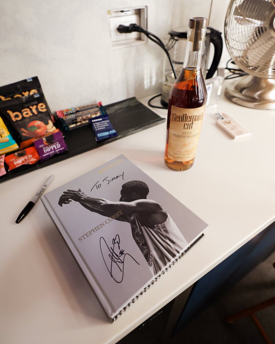 gentlemans_cut's tweet photo. A gift to @jimmyfallon. Bourbon in the glass, legacy on the page.
Congratulations to our Cofounder, @StephenCurry30, on the release of his new book Shot Ready. We heard it's best enjoyed with a glass of bourbon. ๐ #PleaseDrinkResponsibly #MustBe21 https://t.co/QMKuEE5jX5