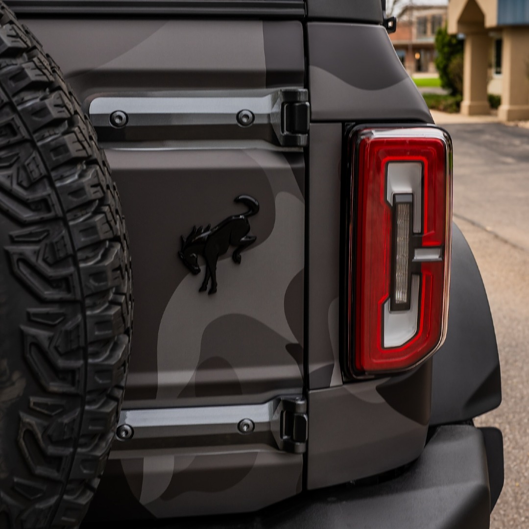 Jumbo Classic Elite Black Camo brings a stealthy, aggressive look to this Ford Bronco—off-road attitude meets camo precision.

Wrapped by @wraplabllc

#MetroRestyling #PaintIsDead #CarWrap #VinylWrap #VinylWraps #FordBronco #BroncoWrap #BlackCamo #CamoWrap #OffRoadStyle