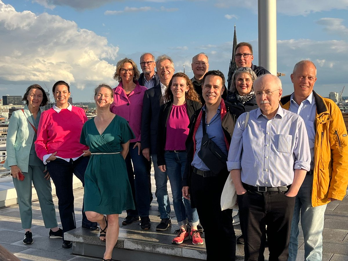 EXVerein's tweet photo. Gruppenbild auf der Dachterrasse über #Hamburg ... #EXeV #Journalistik https://t.co/3466fs4x0d
