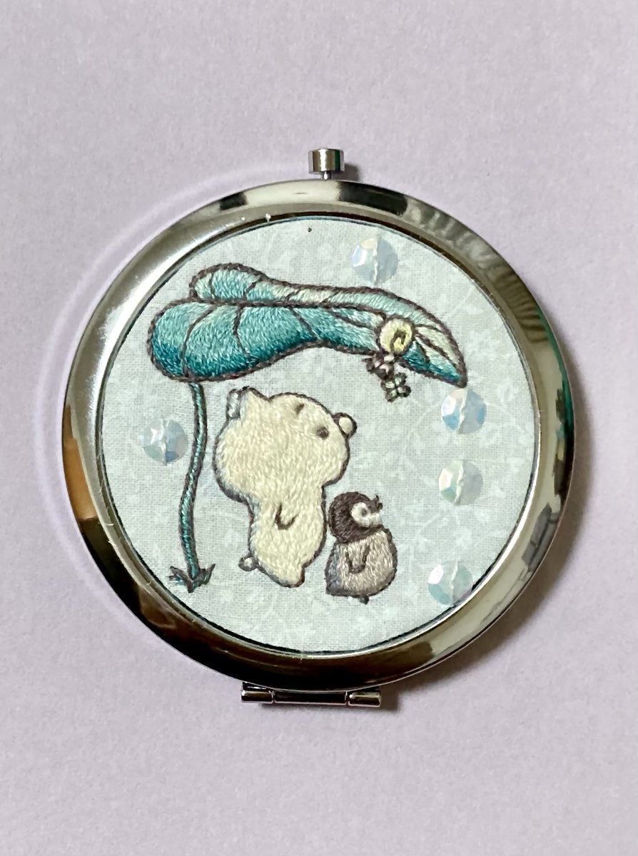 kasamaki_emb's tweet photo. ねこぺん日和　コンパクトミラー

去年つくったカレンダー刺繍のリメイクです。鞄にひとつ入ってると便利なんですよね。

#コンパクトミラー #刺繍 #ハンドメイド #ねこぺん日和 https://t.co/QxAVmMiP2U