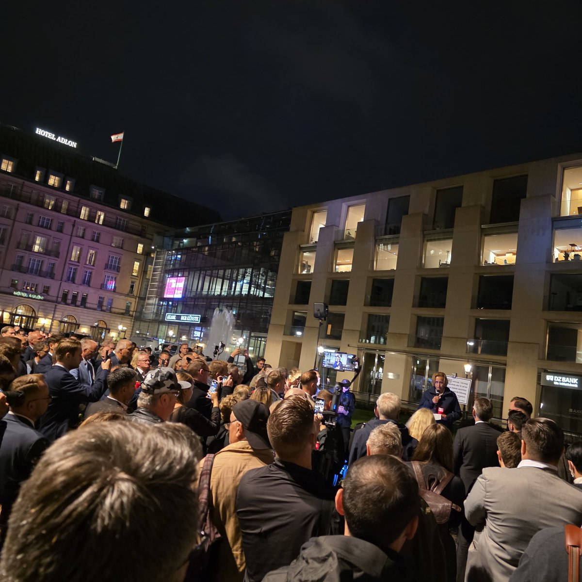 Trauriger Anlass: Der grausame Mord am konservativen US-Aktivisten Charlie Kirk führte auch vor der Berliner US-Botschaft zu einer spontanen Zusammenkunft mit emotionalen Reden und gemeinsamen Gebeten, u. a. mit Beatrix von Storch. Ein vorbildlicher Demokrat (nicht zu verwechseln