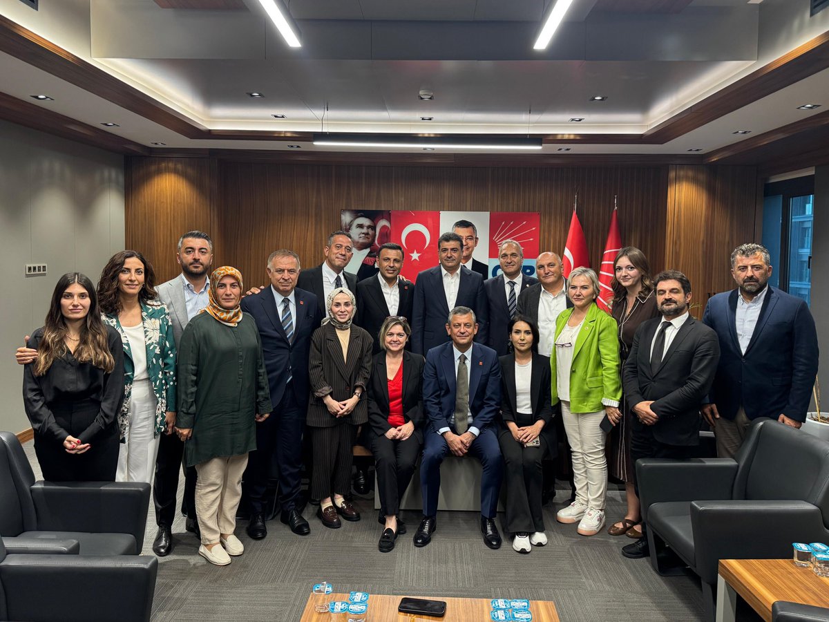 “…

Adın ne dedim kıza

Dedi: Benim adım Türkan.

Oğlan ekledi: Benimki de Saylan.

Dedim, dayan yüreğim dayan.

Madem ki bu çocuklar Türkan

Madem ki bu çocuklar Saylan

Gelecek onlarındır, gerisi yalan.

Değişir bu düzen,

Döner bu devran!”