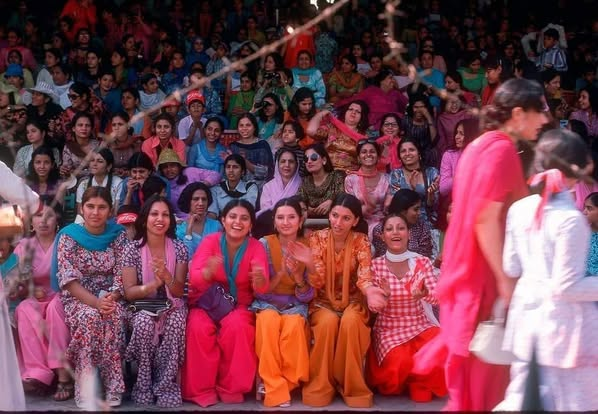 soulat_pasha's tweet photo. یہ دو تصویریں ظاہر کرتی ہیں کہ پاکستان پچھلے 45 سال میں کس cultural ٹرانزیشن سے گزرا ہے۔ ایک تصویر 1978 کے کرکٹ میچ کی ہے جس میں لڑکیاں میچ سے لطف اندوز ہو رہی ہیں، دوسری 2024 کی اس میں 1978 والیوں کی بیٹیاں اور نواسیاں میچ دیکھ رہی ہیں https://t.co/KDny6GFirW
