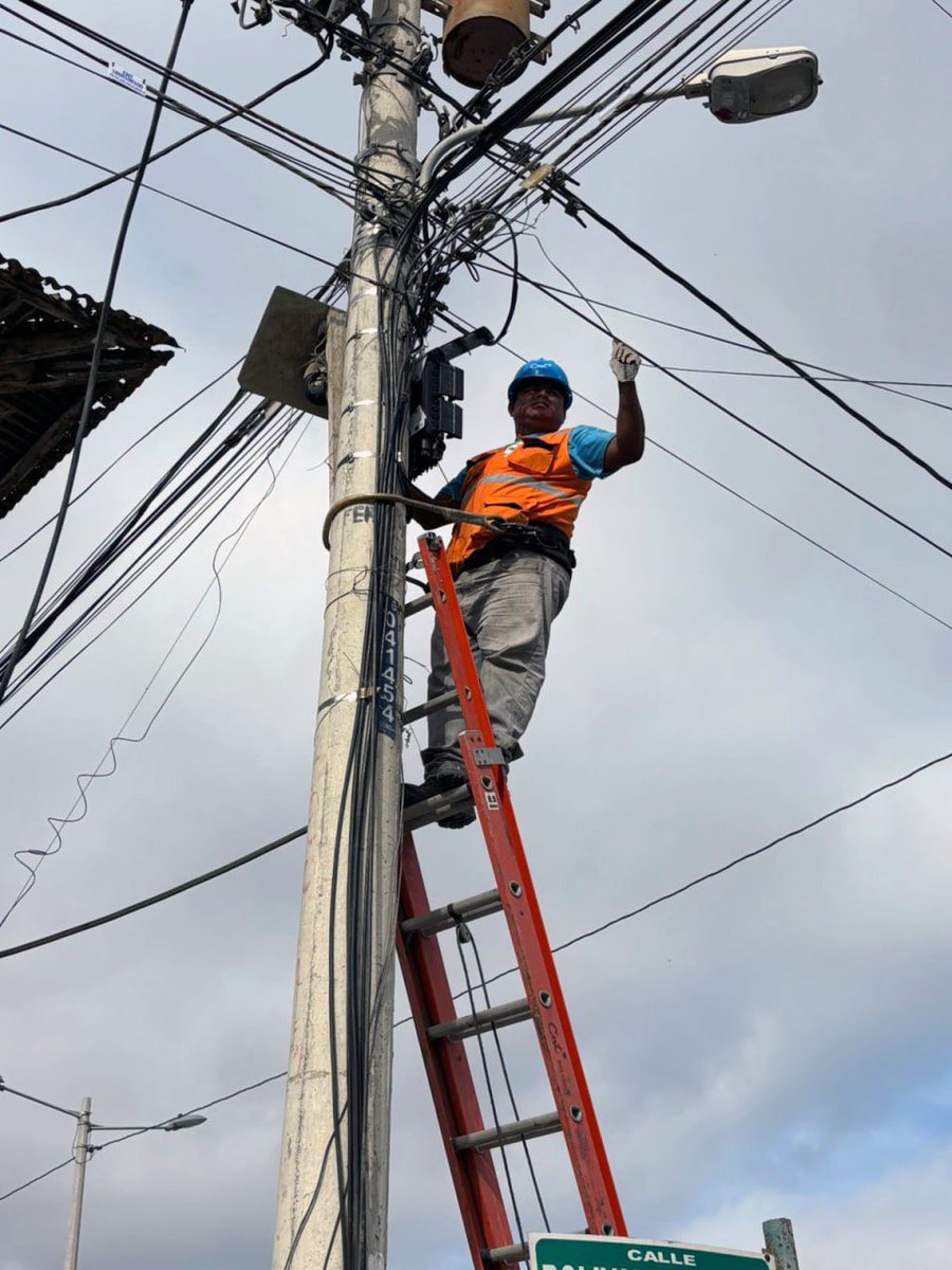 Más de 30 familias de la parroquia Atahualpa, en Santa Elena, ya disfrutan de fibra óptica de alta velocidad gracias a <a href="/CNT_EC/">CNT Ecuador</a>.
Conectamos zonas rurales, reducimos brechas y aceleramos el desarrollo digital del país. 🌐🇪🇨