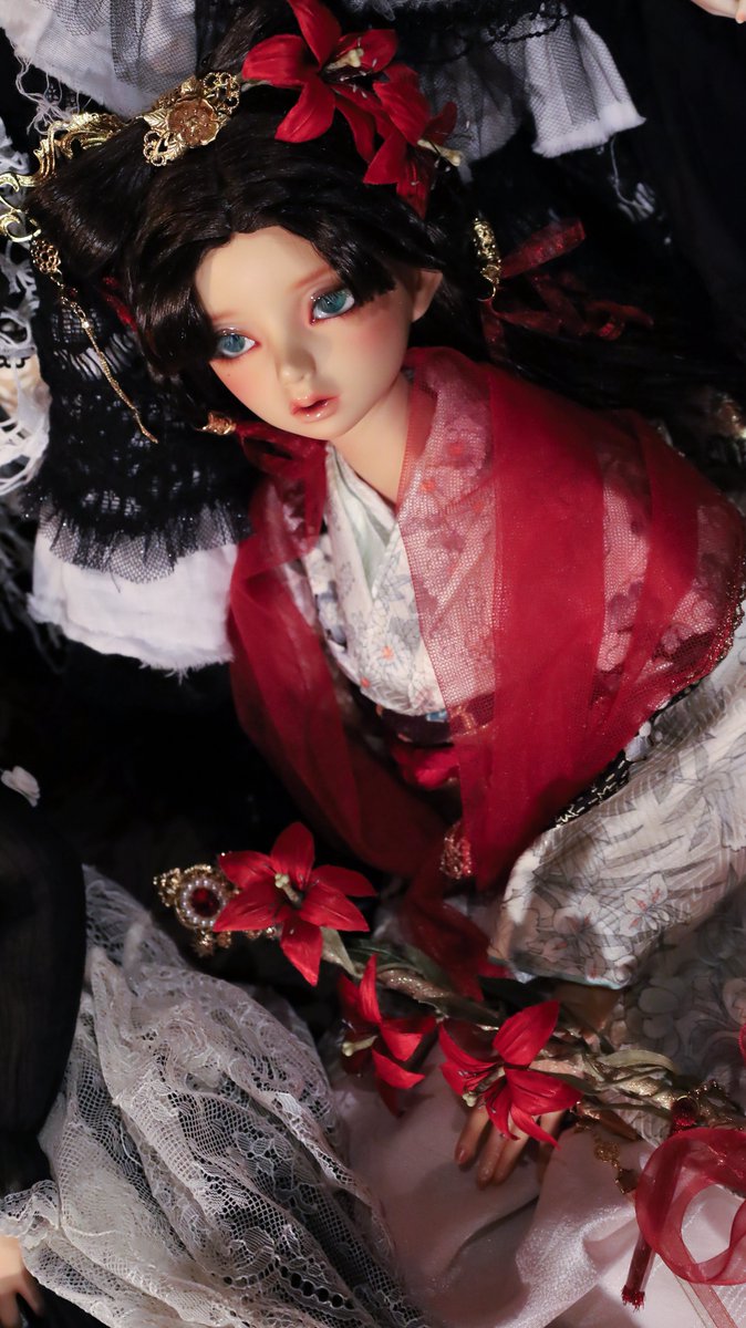 ouheki's tweet image. #murmurcoco さまのカスタムウィッグセットをお迎えしました✨
和服と合わせてみました。繊細にセットされたウィッグがとても素敵です！
#HenrietteDoll さまの赤い百合との組み合わせもとても良いですねー！
ご縁をいただきありがとうございました💕

#あんなのジャルダン会 #jardin #ジャルダン