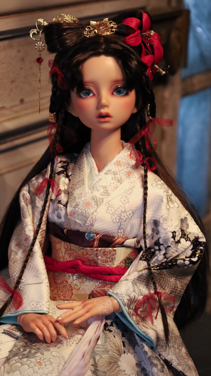 ouheki's tweet image. #murmurcoco さまのカスタムウィッグセットをお迎えしました✨
和服と合わせてみました。繊細にセットされたウィッグがとても素敵です！
#HenrietteDoll さまの赤い百合との組み合わせもとても良いですねー！
ご縁をいただきありがとうございました💕

#あんなのジャルダン会 #jardin #ジャルダン