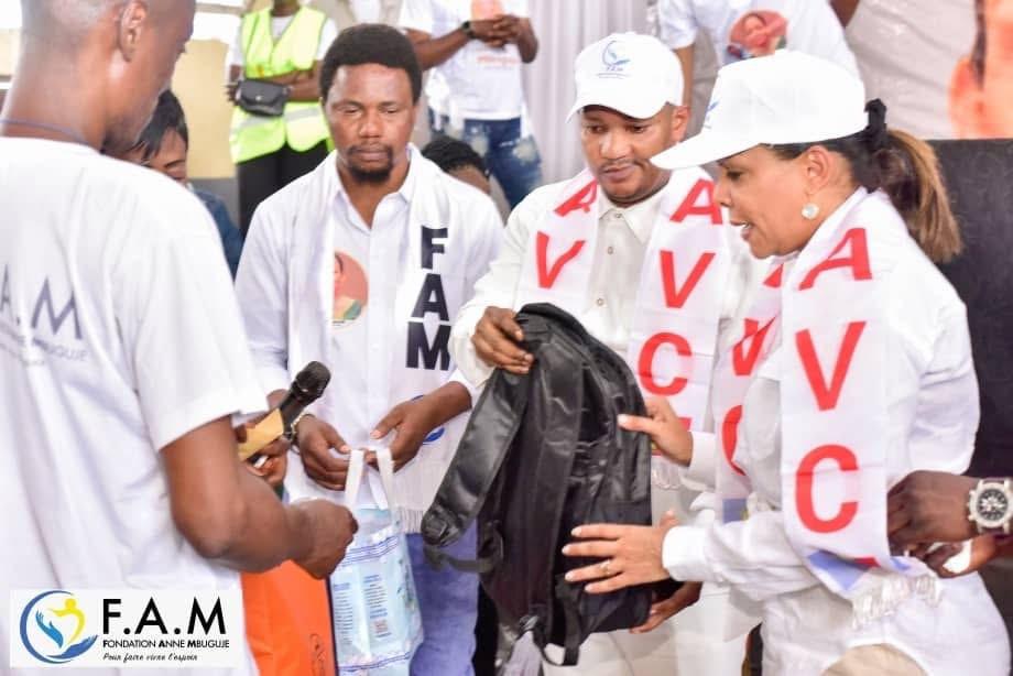 ActionsAM1's tweet image. Chaque enfant mérite une chance😊 une remise de Kit scolaire par la senatrice @anne_mbuguje 
Un geste aussi généreux de sa part pour l’avenir des enfants 

#FondationAnneMbuguje