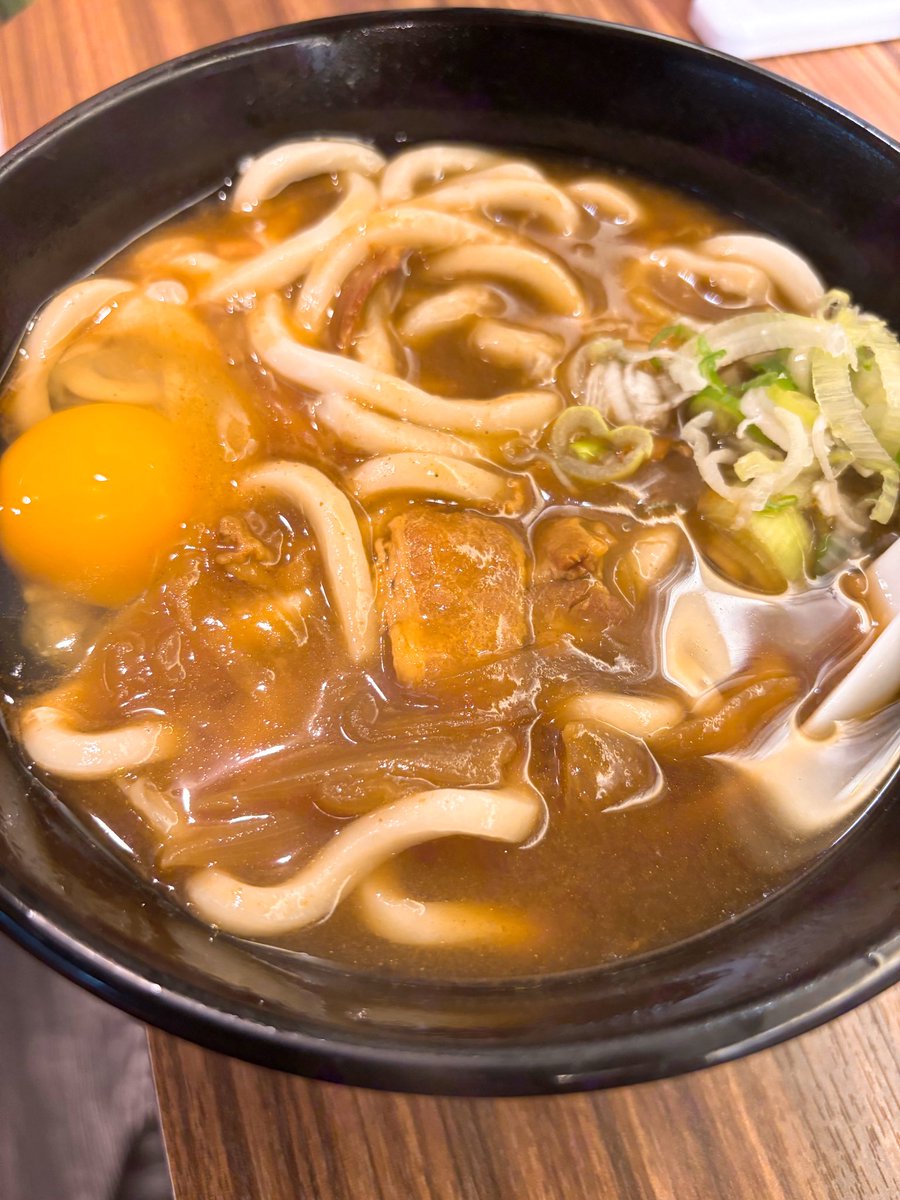綾瀬駅東口
立ち食い蕎麦酒処稜です
稜のカレーは
スパイスとルーにそばつゆ由来の和の旨味が溶け込み、懐かしさと安心感を漂わせる味わいを目指してます
店内ブレンドですので、安心でオンリーワンの味をお楽しみ頂けます
#カレー曜日 #蕎麦酒のカレー
 #店内ブレンド #旨みカレー 
#路麺 #蕎麦活