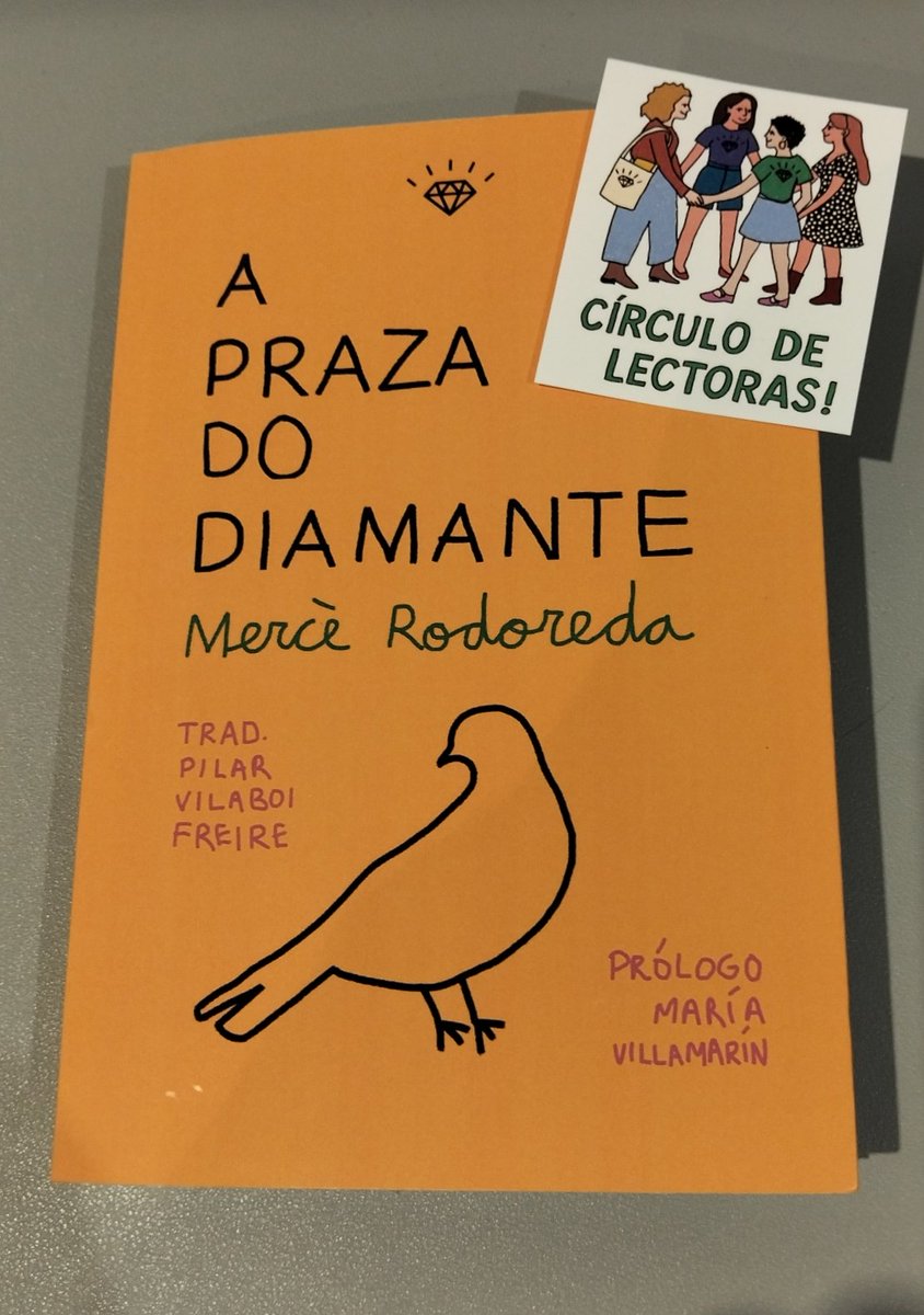 Que gozada empezar a amizade oficial con <a href="/rodepris/">Rodolfo e Priscila</a> cunha autora que devecía por ler, amais do magnífico prólogo de María Villamarín e a chulísima pegata de <a href="/bertadavila/">Berta Dávila 🐋</a>
Gran traballo, amigas 😍