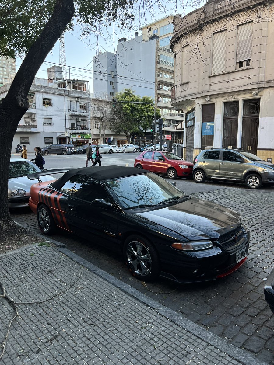 VentCruzada's tweet photo. En algún momento de nuestra infancia hubiéramos dado la vida por un Stratus cabrio. Este que vimos hoy tiene cubiertas que dicen “mamita” https://t.co/kftarJFj43