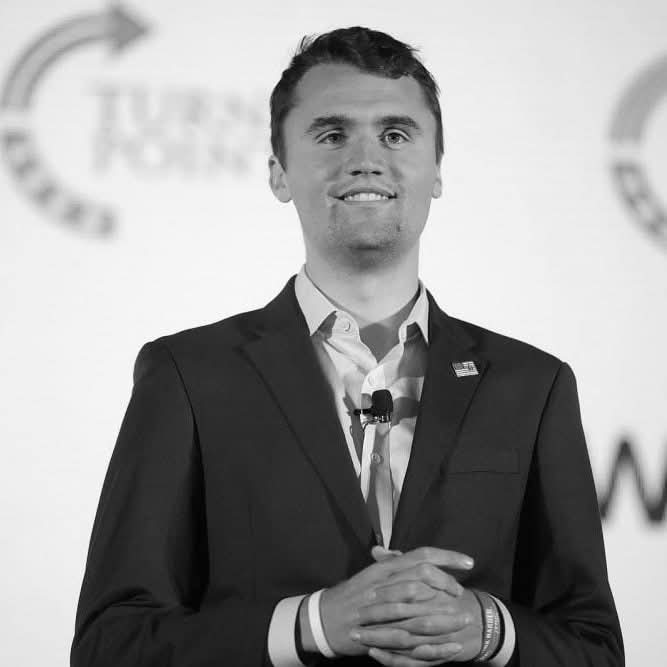 Чарли Кирк био је млад и породичан човјек са снажним увјерењима која је досљедно и убједљиво бранио. Његова трагична смрт је огроман губитак за цијели слободни свијет, а тако и за Србе са којима је одрастао у Чикагу, и о којима је лијепо говорио. Нека почива у миру Божјем.