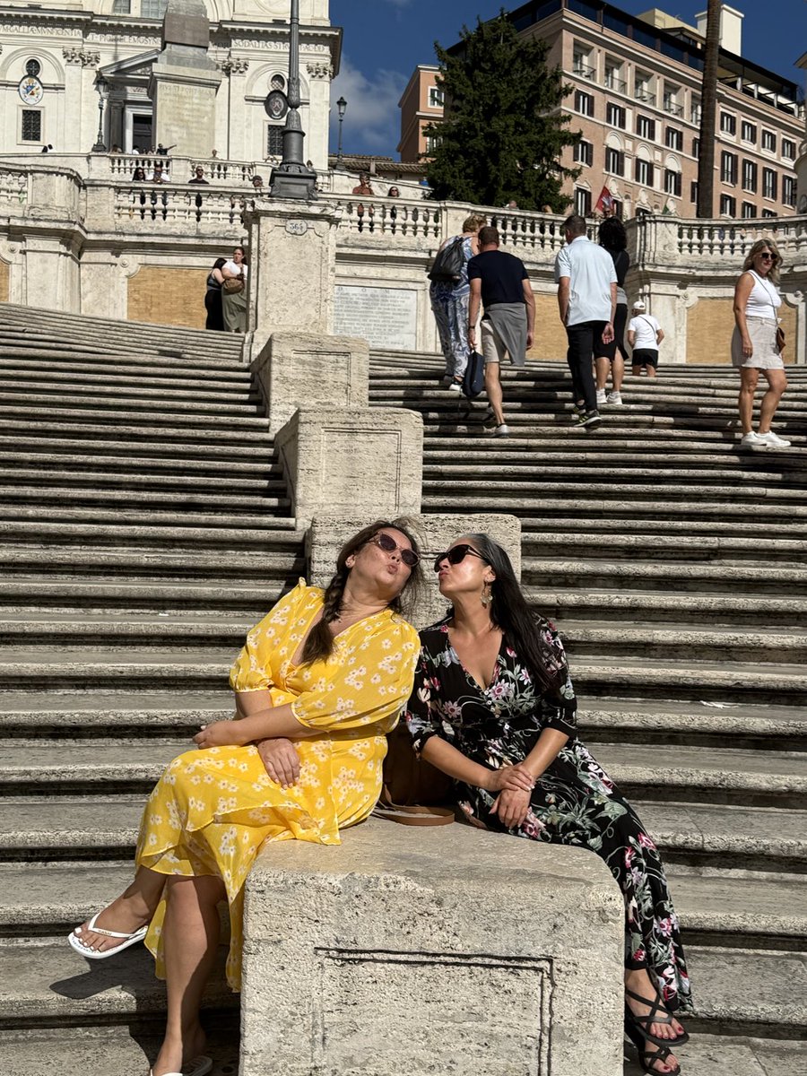Shelley_Knight1's tweet image. The Spanish Steps. Just a little bit of what went down today! More to follow. 😂 #wheninRome #mycousin #bestmate #YaYa #GORGEOUS #dayfour