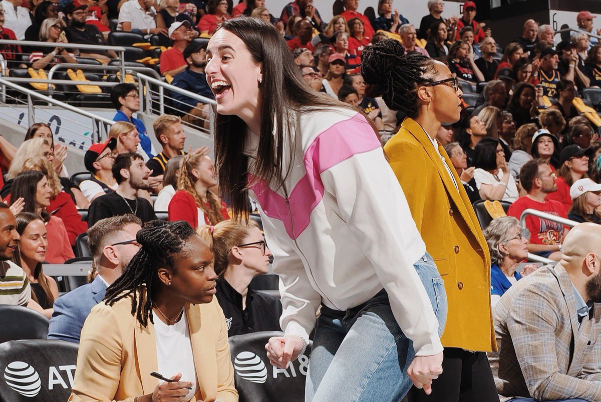 sophstcrs's tweet image. happy thursday ccfc hope everyone has an amazing weekend👩‍❤️‍💋‍👩