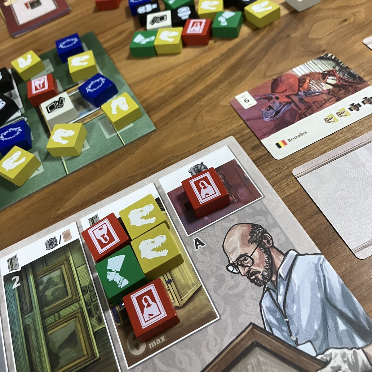 譲れない美術館がそこにはある❗️
『アンティーク』

タイトルが検索性悪いですが、とにかく美術館・博物館カードが最高🤣集めた資源（コレクション）を出品してカードGET、ルーブル美術館とバチカン美術館は譲れない🔥嫁様コメント「クナールみたいなゲームだね」各国の美術館カッコいい行きたい🤣