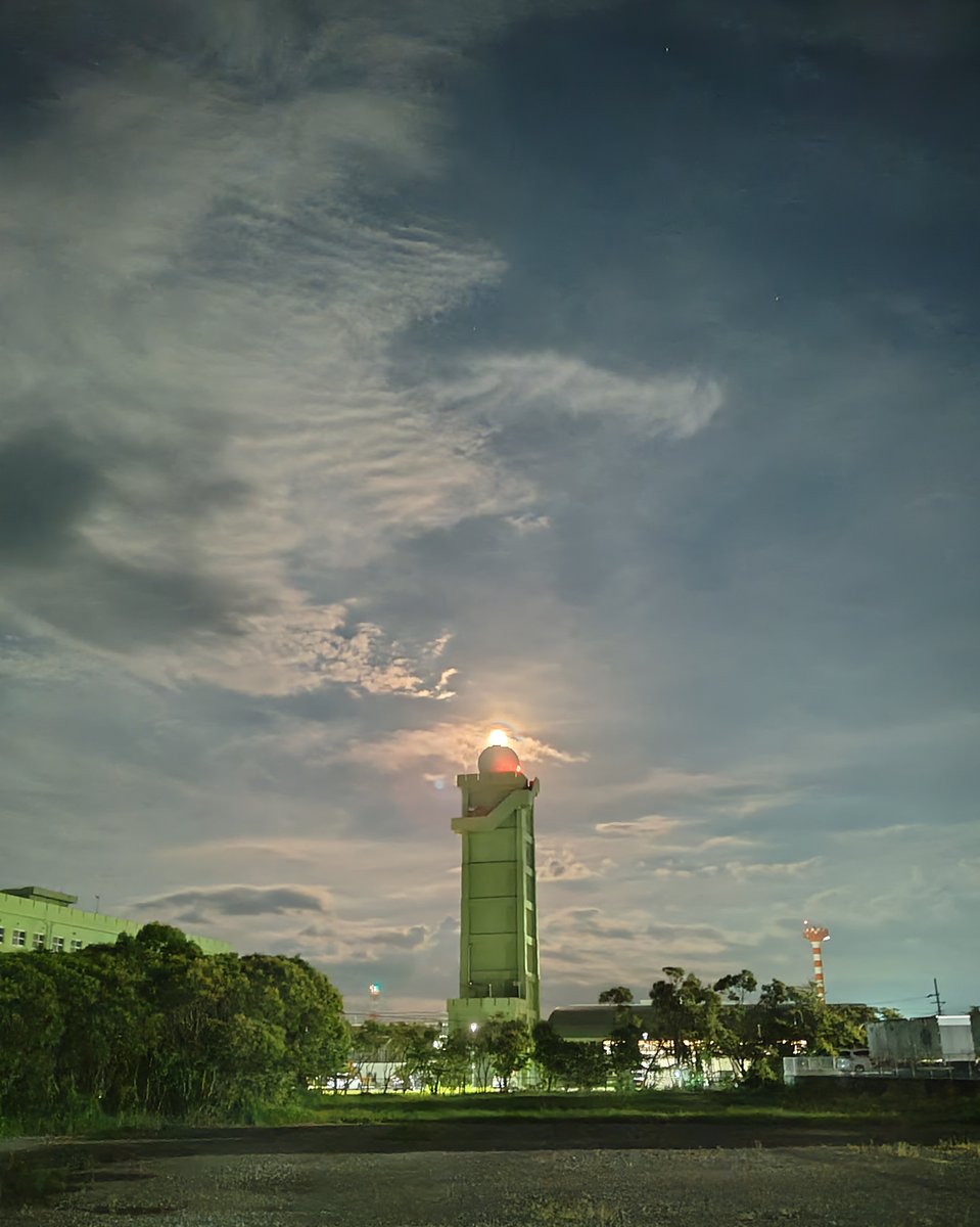 一週間お疲れ様でした
良い週末（三連休）を(^^♪
(9/8 夜撮影)
#航空自衛隊  
#築城基地
#週末
#月