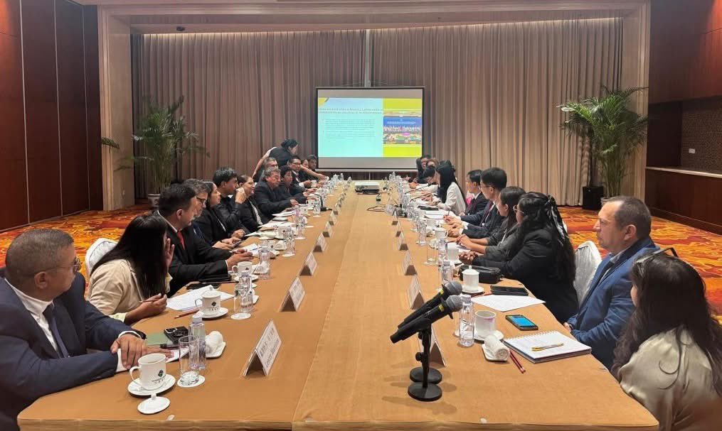 #China // Una Delegación de más de 20  Cros Secretarios Políticos y Coordinadores de Juventud del  (FSLN) se encuentran en Beijing sosteniendo encuentros de intercambios para fortalecer relaciones políticas y partidarias con el Partido Comunista de China.❤️🖤🇳🇮🇨🇳

<a href="/el19digital/">El 19 Digital</a>