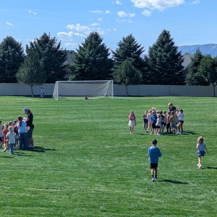 HighlandElemen5's tweet photo. Recess was a little extra fun today. Some of the football players and cheerleaders from Lone Peak came to P.L.A.Y.  The students gor to I react with them and of course collect reading cards from them. We enjoy having these "big kids" come to our school each fall. https://t.co/LnSF2KHbuH