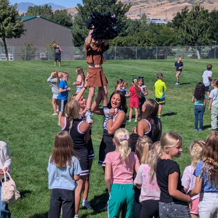 HighlandElemen5's tweet photo. Recess was a little extra fun today. Some of the football players and cheerleaders from Lone Peak came to P.L.A.Y.  The students gor to I react with them and of course collect reading cards from them. We enjoy having these "big kids" come to our school each fall. https://t.co/LnSF2KHbuH