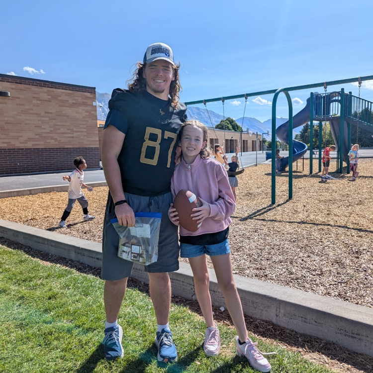 HighlandElemen5's tweet photo. Recess was a little extra fun today. Some of the football players and cheerleaders from Lone Peak came to P.L.A.Y.  The students gor to I react with them and of course collect reading cards from them. We enjoy having these "big kids" come to our school each fall. https://t.co/LnSF2KHbuH