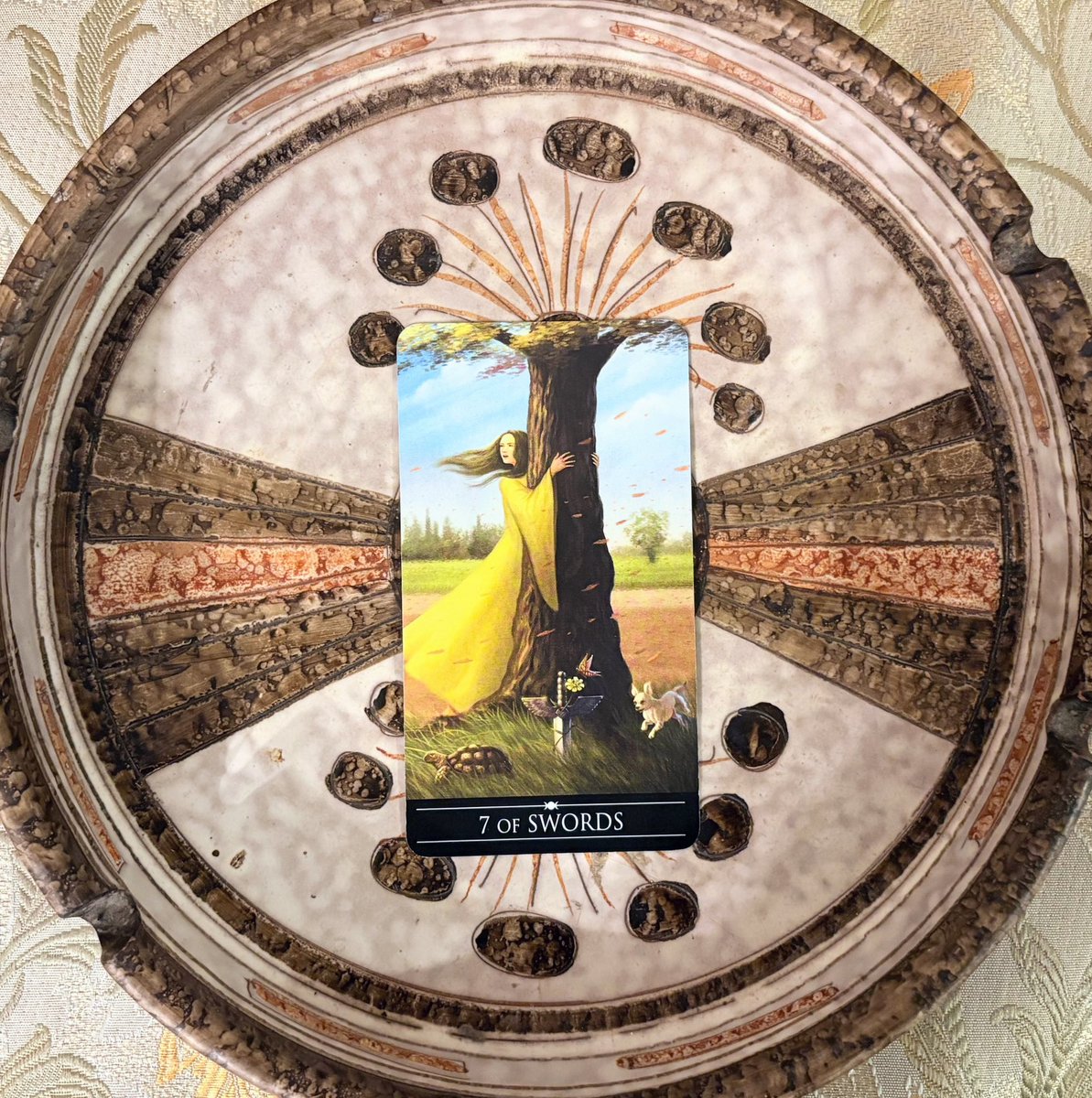 🪔 Today's tarot message 🪔

9.12 fri.

きっと
どんな状況でも
満たされるかどうかは
自分次第だから

今がどんなに
吹き荒れているとしても
きちんと「ある」ものに
目を向けていれば

あとはどうしていくか
どうしていきたいのかを
考えればいい

できれば
見たくないものも