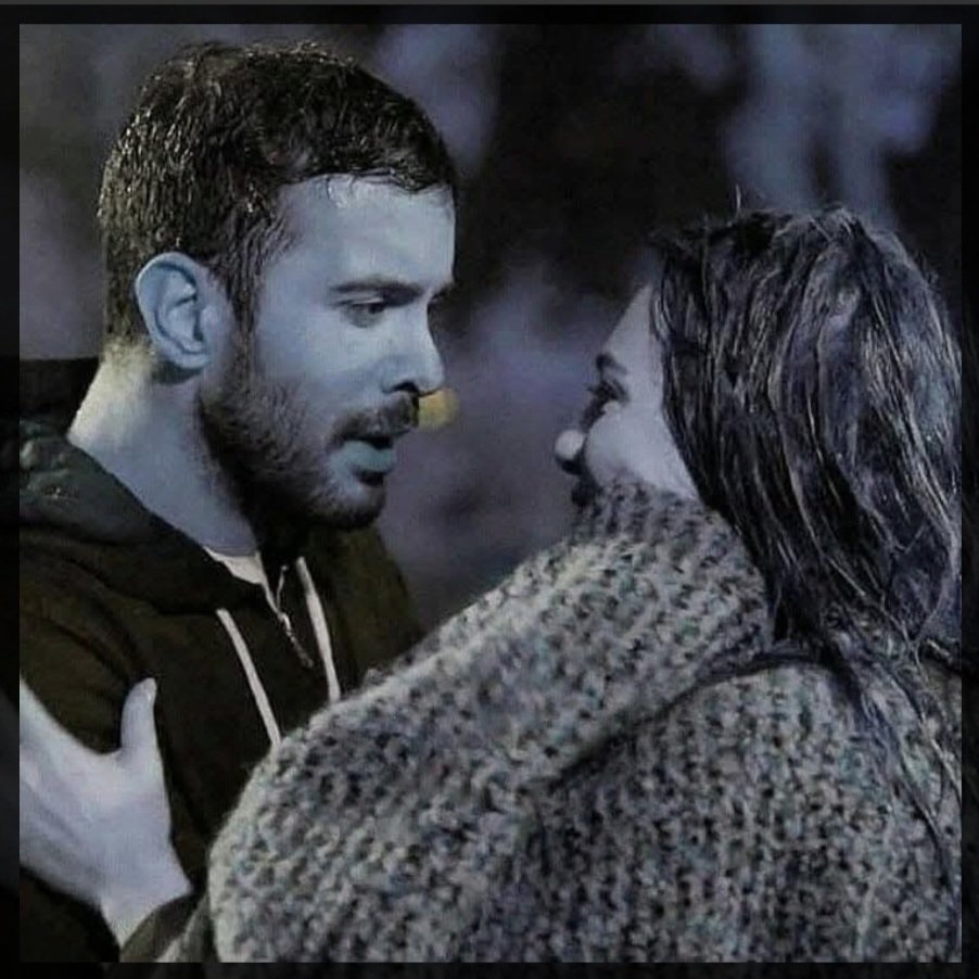 مشهد لا صوت له ولا كلمات فيه .. فقط نظرات العيون روت لنا القصة كاملة بداية من الحزن و الحيرة منتهية بفرحة القرب ونشوة الإنتصار 🧡🖤
أتحدى وجود أي صورة مماثلة لأي ثنائي آخر تحكي تلك المشاعر والكلمات التي قرأناها هنا 🧡🖤