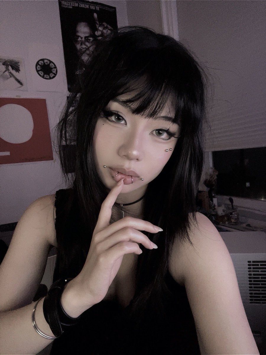 elainedmin's tweet image. Thank you for 300 💕