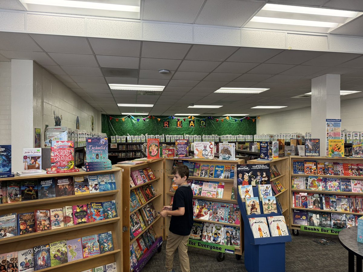 DebbieSkaggs8's tweet photo. From frayer model vocabulary connections, to tasting treats from Latin Cultures, to Book Fair shopping with friends and grandparents @HES_HCS. It has been a wonderful Literacy/ Hispanic Heritage night! #hamptonproud #henryreads @mrsj_cohen @michellewil2 https://t.co/mBN6RYZblH