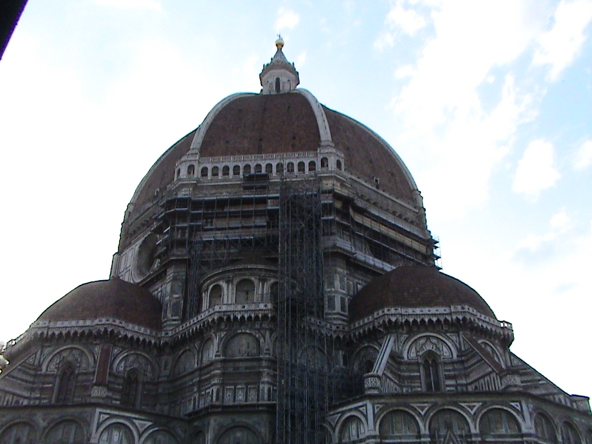 ＃サンタマリアデルフィオーレ大聖堂　＃フィレンツェ　＃CattedralediSantaMariadelFiore　#Florence
サンタ・マリア・デル・フィオーレ大聖堂
巨大なドームが特徴ですが、壁面もきめ細かいデザインで美しいです。
１３世紀後半から１４０年をかけて建設しました。
日本でいえば鎌倉時代末ですね😀