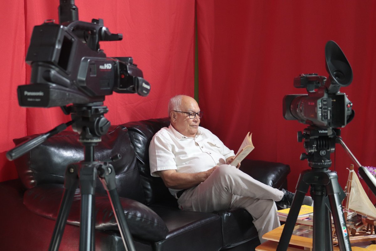 LuisLomanth's tweet photo. Enquanto aguardo pela entrevistadora Dani Fontenelle, da TV Literária, para uma conversa sobre Literatura brasileira, assunto que confesso ser apaixonado, leio o romance Café pequeno, de Zulmira Ribeiro Tavares. https://t.co/t6iiGlJSxS